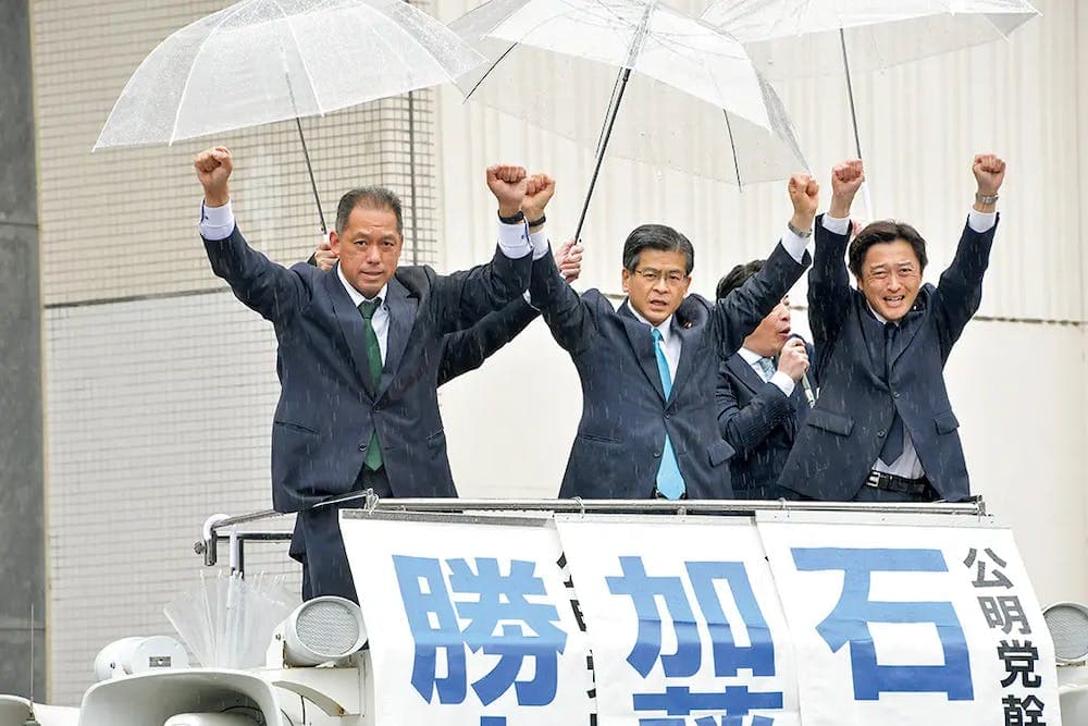 勝山ひでお（左）、加藤やすはる（右）両氏の勝利で、党のネットワークをさらに強化させてほしいと訴える石井幹事長＝２６日　長野市