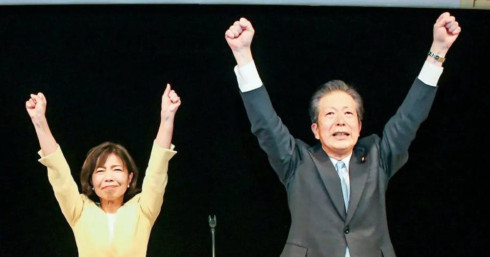 麻田ひさみ氏（左）の勝利へ絶大な支援を呼び掛ける山口代表＝２３日　兵庫・川西市