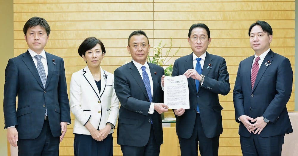 岸田首相（右から２人目）に提言を手渡す高木政調会長（左隣）ら＝２８日　首相官邸