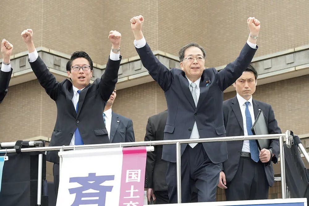 あいざわ孝氏（左）の勝利へ支援を呼び掛ける斉藤副代表＝２６日　広島・呉市