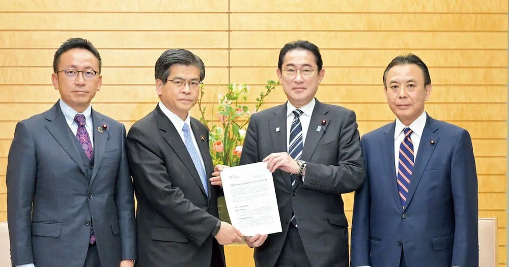 岸田首相（中央右）に提言を手渡す石井幹事長（左隣）ら＝１５日　首相官邸
