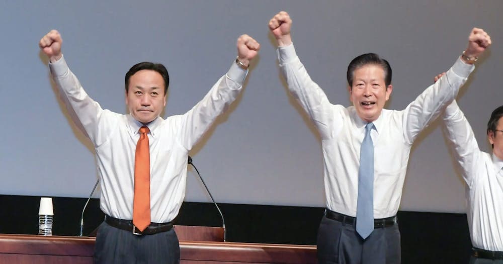田中ひでき道議（左）と共に絶大な支援を訴える山口代表＝１６日