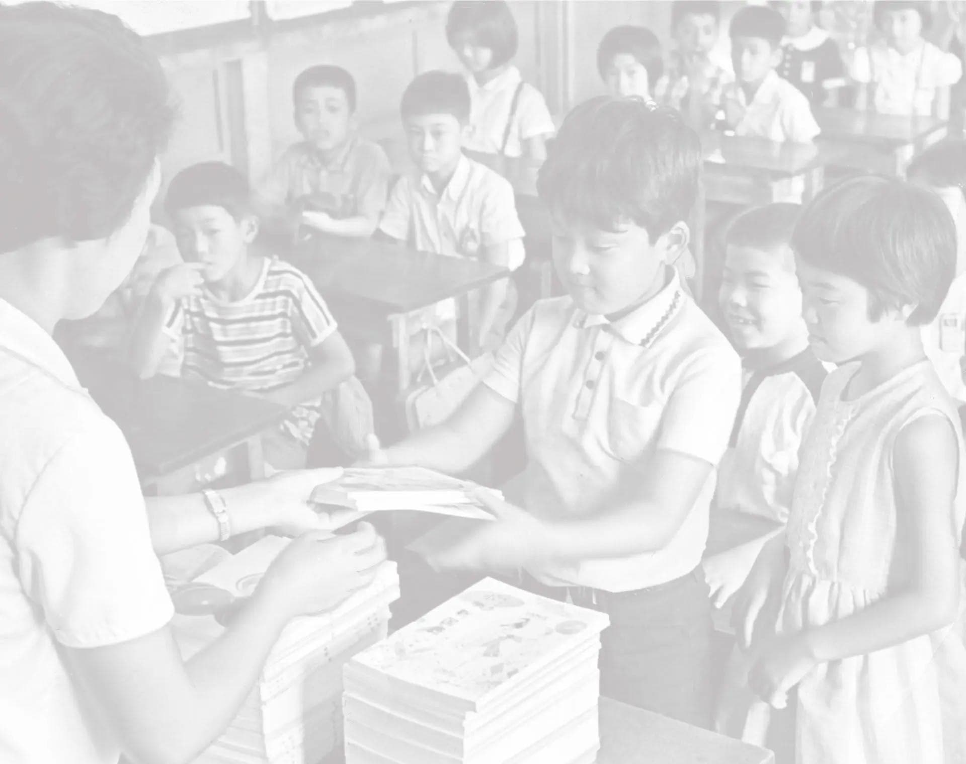 無償化になった教科書を受け取る小学校の児童たち＝１９６７年９月　千葉・船橋市